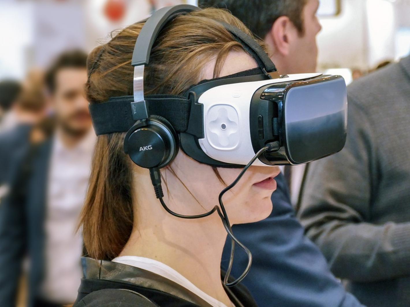 dame met virtual reality bril